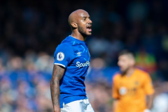 篮球比分直播：德尔夫在社交媒体上与球迷对骂