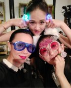 陈乔恩四处撩妹 与刘嘉玲江一燕合照美翻了 陈乔恩四处撩妹 与刘嘉玲江一燕合照美翻了